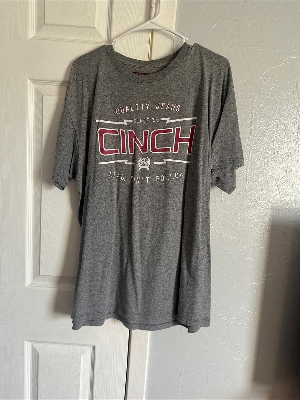 Cinch Men's Heather Gray Tee with Maroon Logo
